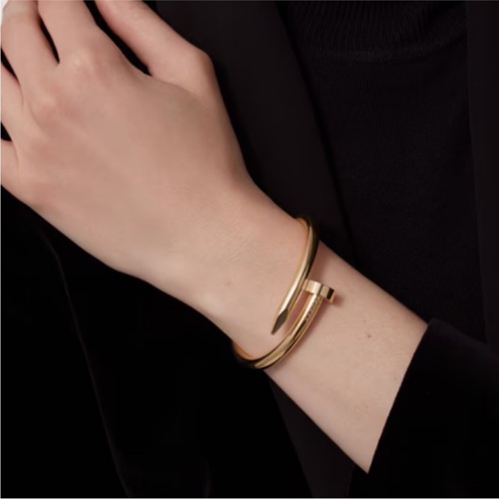 Elegant Gold Bangle Classic Nail Bracelet in Black Quilted box